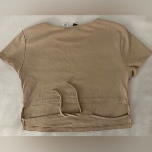 2/10 ✨Tie Back Crop Top